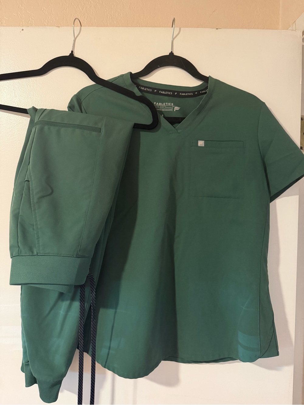Fabletics Women's Green Jogger Pants & V-Neck Top Set